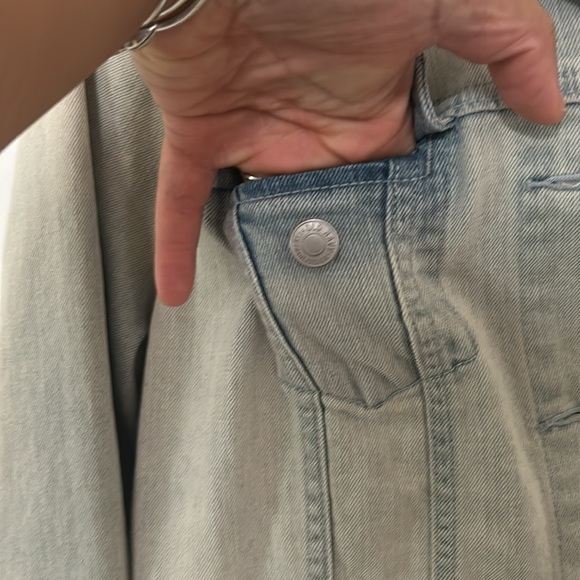 Cute light wash Jean jacket - Picture 6 of 6